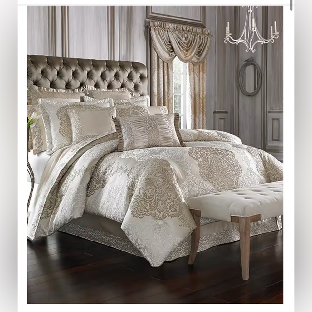 J. Queen La Scala European Sham, set of 2 gold 🤍 New!